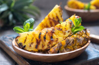 ananas-van-de-BBQ-met-walnoten-misokaramel-en-kokosyoghurt